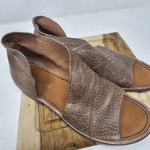 FREE PEOPLE. Mont Blanc. Assymetrical sandal. Pebbled brown and tan. 38.5/8-8.5